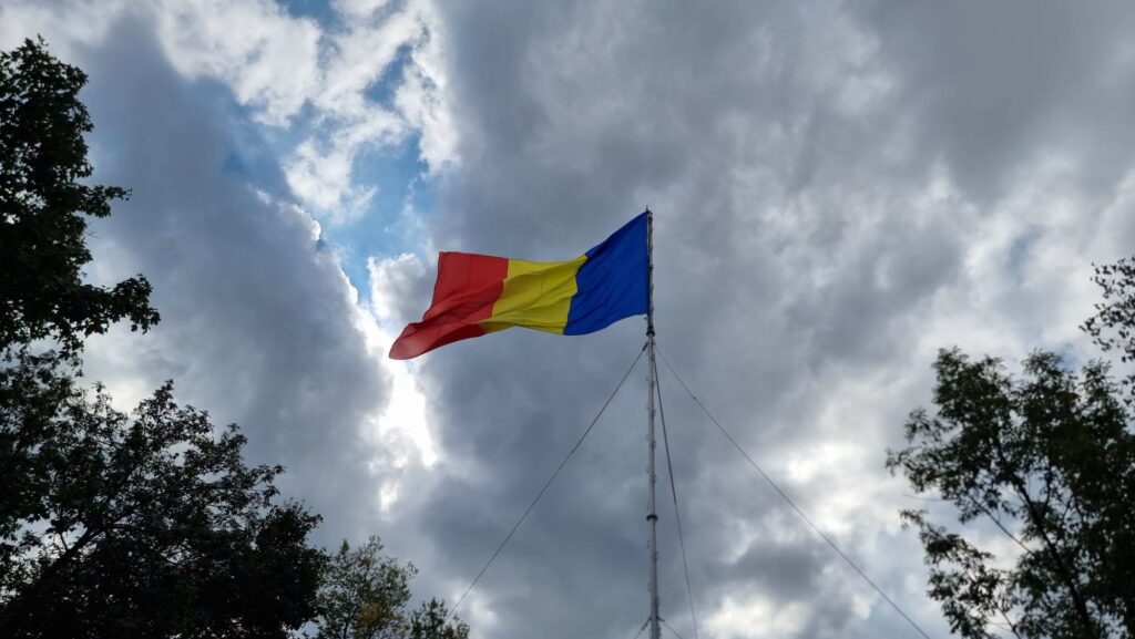 Mobilizare pe Tâmpa: Mobilier din lemn recondiționat, igienizare și un nou tricolor arborat deasupra Brașovului 7 Tâmpa | MyTex.ro
