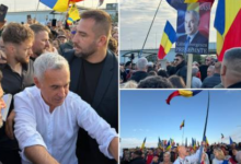 Show de duminică la piață: Călin Georgescu a făcut baie de mulțime printre tarabe, tarabe răsturnate și bannere cu „Marș la Moscova!” 3 | MyTex.ro