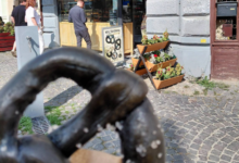 Rețeta neagră care a cucerit Piața Unirii: Ce ascunde, de fapt, covrigul-fenomen din Șcheii Brașovului 6 Amenzi | MyTex.ro
