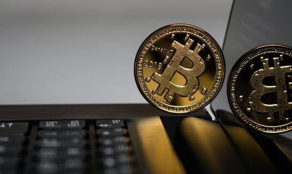 Țeapa cu investiții lasă victimele fără bani: Pierderi de 58 de milioane de lei, 2 milioane de euro și 6 milioane de dolari în doar șase luni! 3 Investiții | MyTex.ro