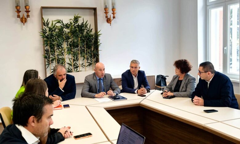 Se caută soluții pentru creșele din Brașov: Părinții, parlamentarii și reprezentanții instituțiilor din educație, la aceeași masă pentru creșterea numărului de îngrijitoare 3 braşov | MyTex.ro