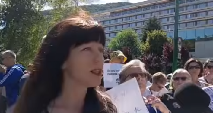 Peste 1.000 de protestatari au înconjurat Parcul Central, deși Primăria Braşov anunțase retragerea proiectului parcării subterane de pe lista de priorități. Ce urmează în dezbaterea privind spațiile verzi 3 Braşov | MyTex.ro