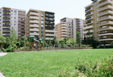 Braşov. Ocoluri uriașe sau intimitate privată? Zidul dintre Urban Plaza și Cartierul Astra stârnește dezbateri aprinse 8 Tâmpa | MyTex.ro