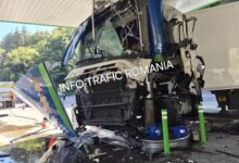 Trafic blocat pe DN7 după ce un camion a lovit o pompă de carburant 3 | MyTex.ro