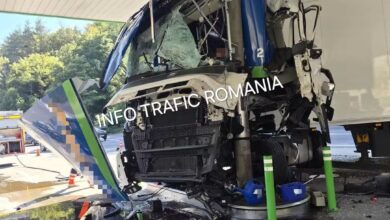 Trafic blocat pe DN7 după ce un camion a lovit o pompă de carburant 5 | MyTex.ro