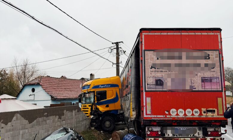 Update. BRAȘOV | Impact frontal între un camion și un autoturism, la Rotbav. Doi adulți și un copil, răniți grav 3 Brașov | MyTex.ro