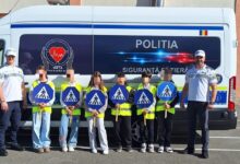 Sute de elevi din Brașov, Săcele și Făgăraș, învățați de polițiști cum să circule în siguranță 3 | MyTex.ro