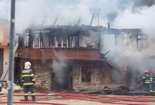 BRAȘOV | Incendiul din Bran a distrus casa! Două persoane au ajuns la spital 3 | MyTex.ro