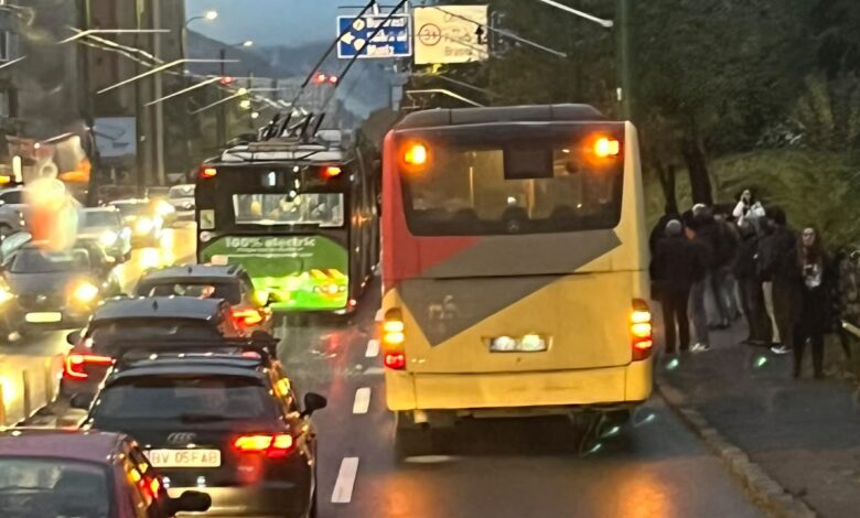 BRAȘOV | Ambulanță cu pacient, implicată într-un accident, pe str. Hărmanului 3 Ambulanță | MyTex.ro