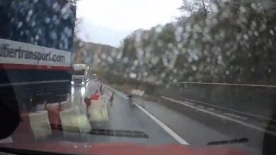 BRAȘOV | Accident pe DN 13: Un TIR a lovit balizele de separare a sensurilor, proiectându-le într-o mașină (VIDEO) 5 | MyTex.ro