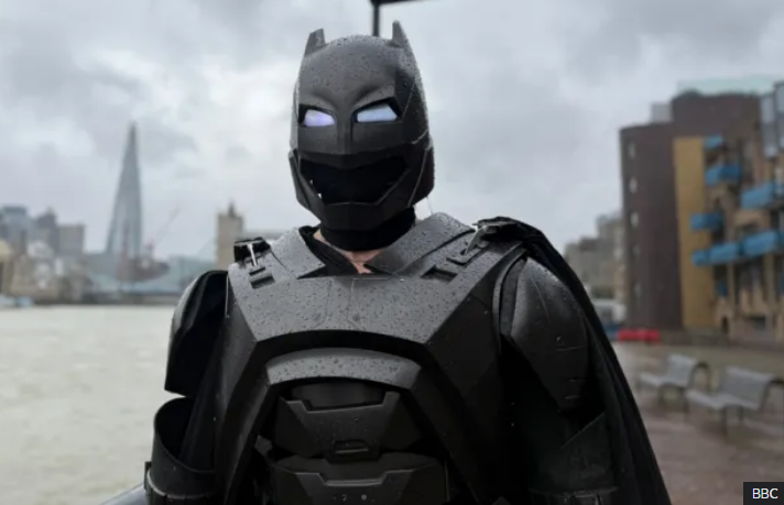 Un Batman din viața reală face furori la Londra: Plătește amenzile, alimentează mașinile oamenilor și astupă gropi! Cine se ascunde sub mască? 3 londra | MyTex.ro