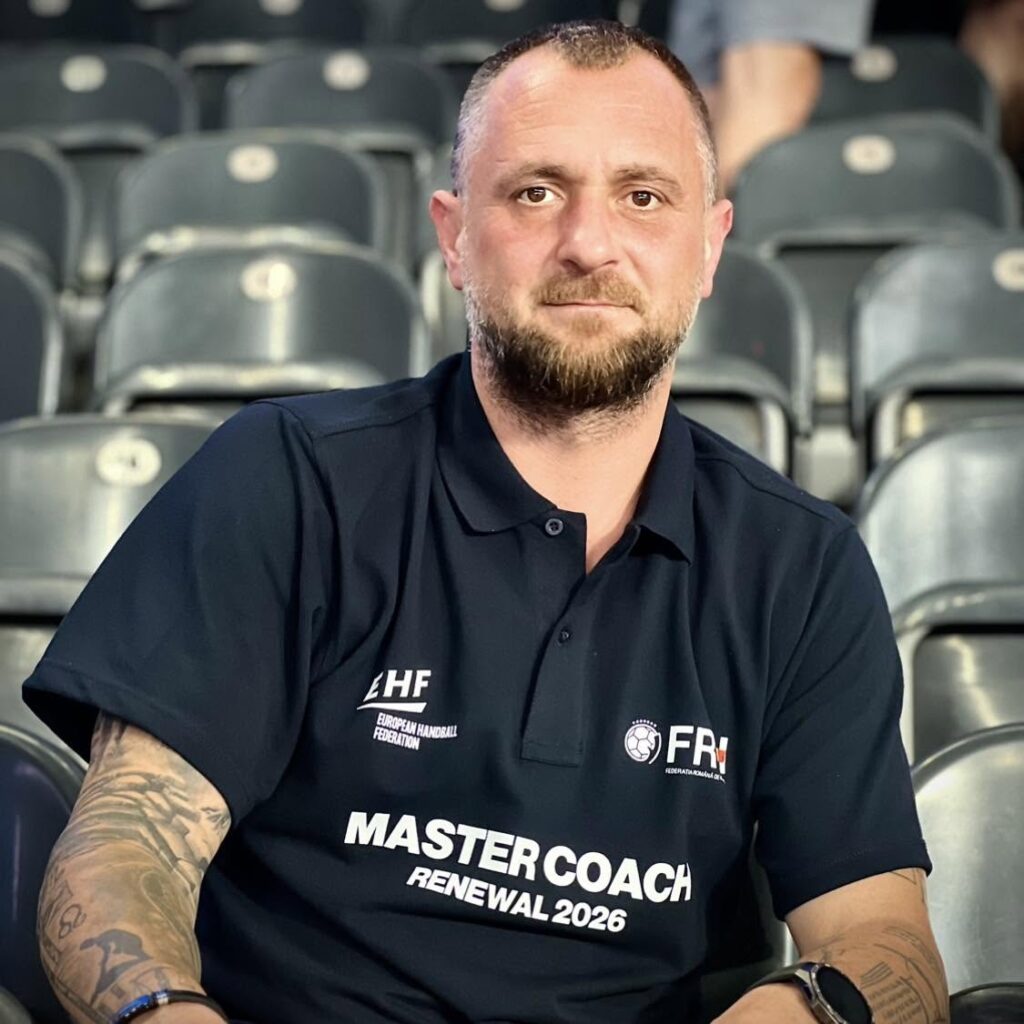 Corona Braşov, mutare pe banca tehnică. Adrian Chiruţ e noul „principal”. Debut de foc pentru tehnicianul sucevean 7 Corona Braşov | MyTex.ro