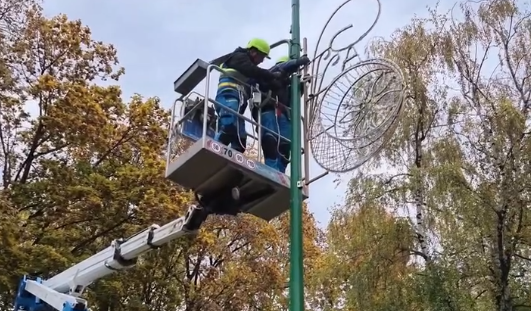 Brașovul îmbracă haine de sărbătoare: Peste 1,3 milioane de luminițe și tavan luminos pe Republicii. Când se aprind ornamentele de Crăciun 3 braşov | MyTex.ro